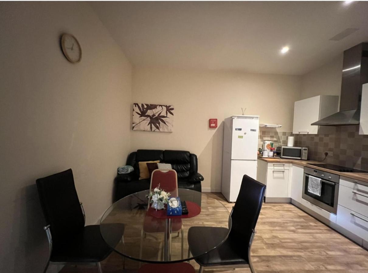Aberdeen Stay Central 2-Bedrooms Apt-No Party ภายนอก รูปภาพ